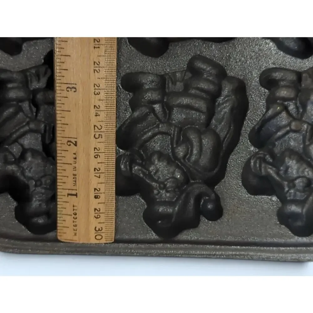 Cast iron vintage Santa Claus Christmas cake cookie cornbread mold pan Taiwan